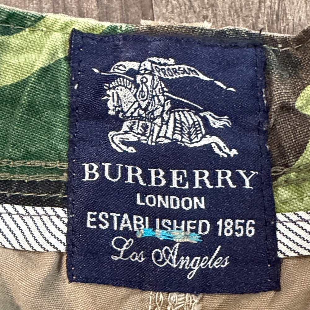 Vintage Burberry Beige Cargo Shorts for Men - Picture 3 of 6